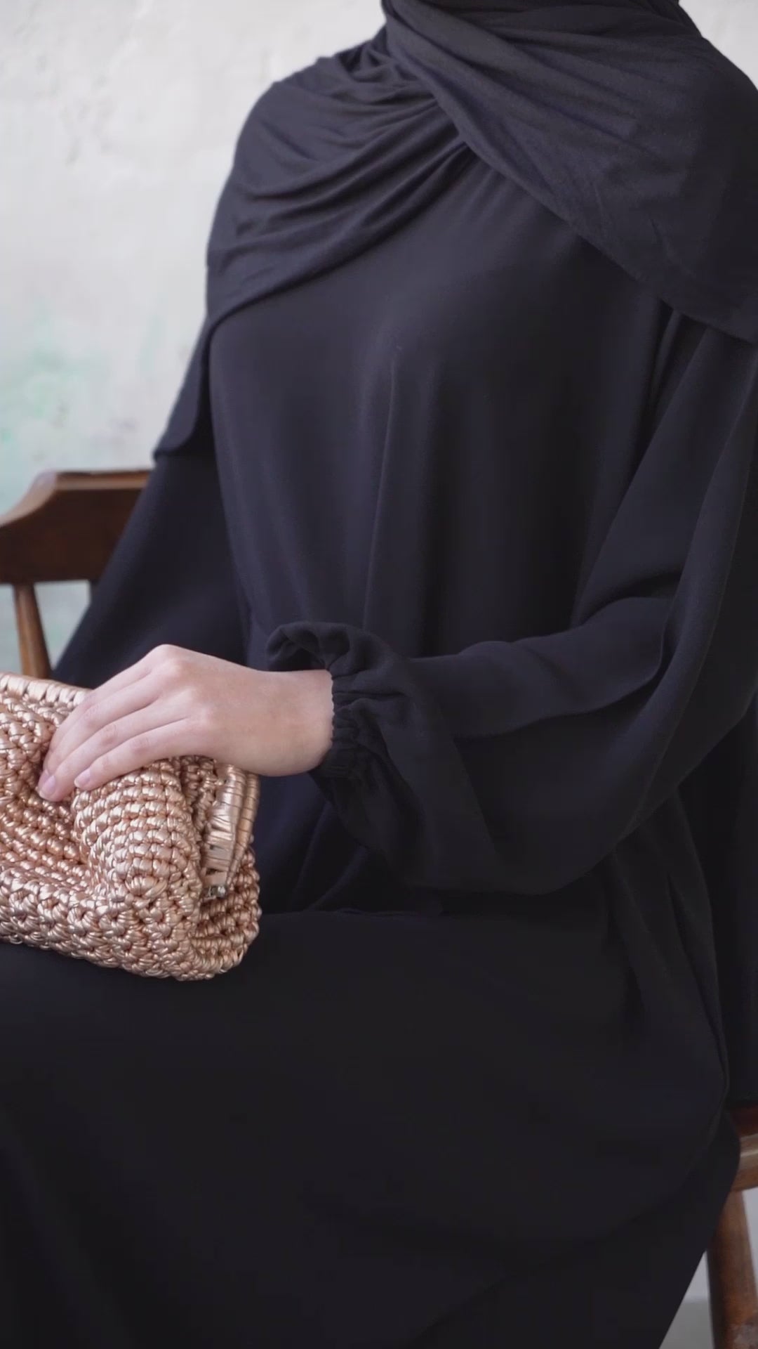 BLACK ESSENTIAL CUFFED ABAYA